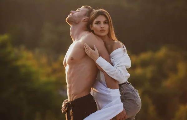 Pareja joven enamorada abrazándose. Historia de amor. — Foto de Stock