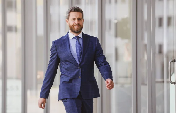 Portrait of businessman in front of modern office. — Stock Photo, Image