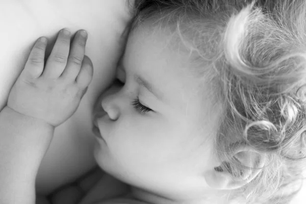 Bayi kecil yang lucu tidur di tempat tidur. Closeup mengantuk anak-anak menghadapi. — Stok Foto