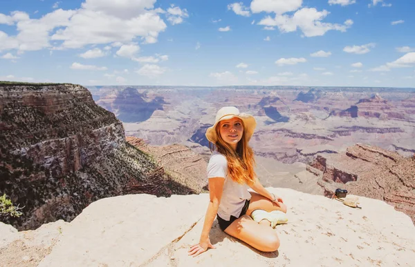 Frau im Grand Canyon Nationalpark. Mädchen beim Panoramabild von Arizona USA vom Südrand. — Stockfoto