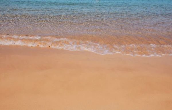 Calma fundo praia do mar. Praia tropical de verão com areia. Água do mar. Capa marinha natural. — Fotografia de Stock
