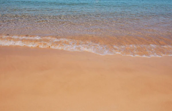 Tranquillo sfondo spiaggia mare. Spiaggia tropicale estiva con sabbia. Acqua dell'oceano. Fratto marino naturale. — Foto Stock