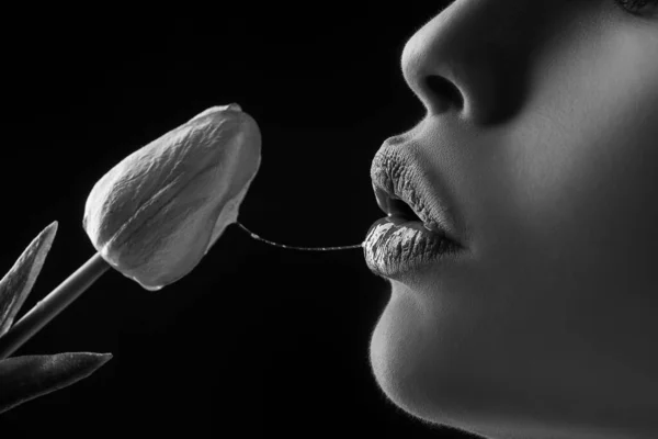 Oralsex-Konzept. Blowjob und Kuss. sexy Lippen mit Tulpenblüte. sexy weiblichen Mund und Frühlingsblume. — Stockfoto