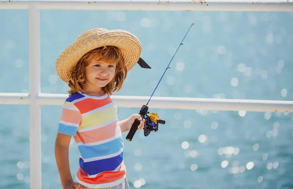 Crianças a pescar. Pesca infantil no lago. Jovem pescador. Menino com spinner em river.Boy pesca no molhe com haste. — Fotografia de Stock