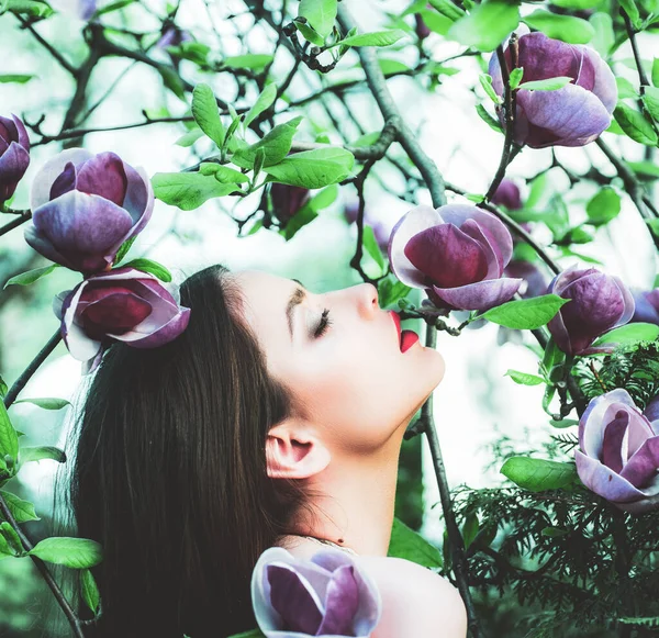 Mode Frühling Mädchen auf Frühling Magnolie Blumen Hintergrund. Frau auf Frühlingsblüte Hintergrund. — Stockfoto