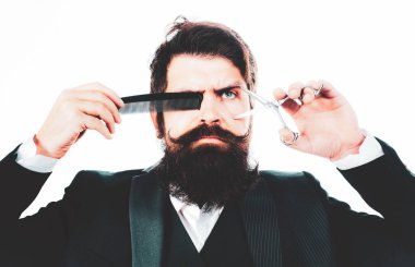 Berber dükkanındaki sakallı berber. Makas ve düz jilet. Eski tarz sakal ve bıyık..