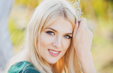 İlkbahar romantik sarışın romantik kadın portresi. Romantik gülüşlü kadın. Güneşli yaz gününde genç bir kadın. Güzel kız dışarıda, kapayın güzel genç bayan yüzünü.