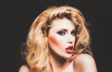 Stüdyo çekimi siyah arka planda. Çıplak omuzlu şehvetli bir kadın, siyah arka planda izole edilmiş, kopyalama alanı..