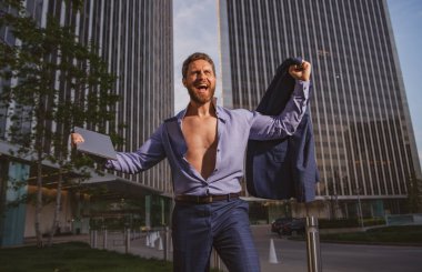 Heyecanlı iş adamı modeli, gömleği iliklenmemiş ofis şehrinde. Hırs konsepti ve başarı işi.