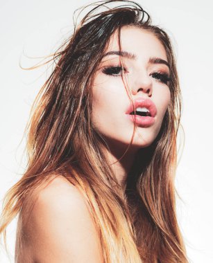 Beyazlar üzerinde poz veren beyaz bir kadın model. Güzel kız. Güzel kız yüz bakımı.