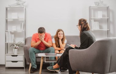 Çocuk sorunlarını çözmesi için babasına yardım eden bir psikolog. Sosyal Hizmetler Danışmanı.