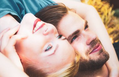 Romantik çift. Genç ve mutlu aşıklar aşk hikayesinin başında. Sevgili kavramı..