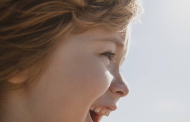 Kafkas çocuk portresi yakın çekim. Çocuklar mutlu profil yüzü. Bağıran çocuklar..