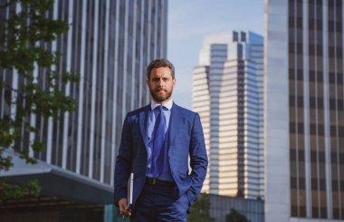 Lüks bir açık uzay iş merkezinde yönetici. Dışarıda başarılı bir iş adamı..