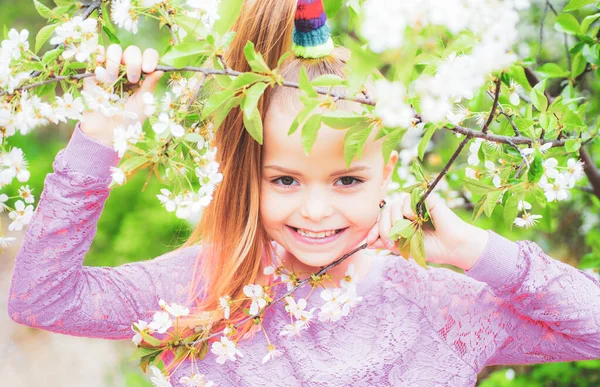 Siedmioletnia biała dziewczyna w parku uśmiechnięta do kamery. Wiosenna koncepcja. Spacer po parku. Urlop z działalności. — Zdjęcie stockowe