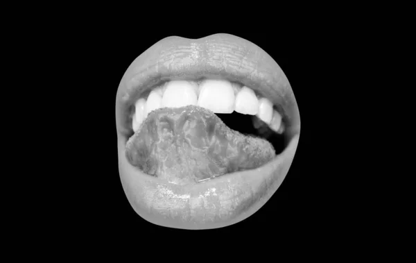 Koncepcja piękności ust. Blisko kobiecej twarzy z czerwoną szminką liżącą usta zmysłowym językiem. Odizolowane na czarno. — Zdjęcie stockowe