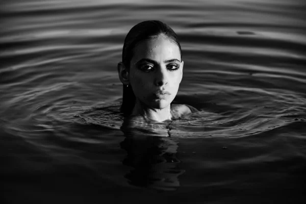Zmysłowa dziewczyna w wodzie. Piękna kobieta. Portret mody. Letnia plaża. — Zdjęcie stockowe