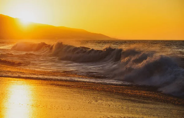 Meereslandschaften. Meereswellen. Sonnenuntergang am Strand. Resort. — Stockfoto