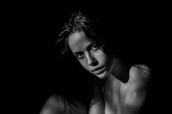 Chica tierna, ternura. retrato de modelo mujer hermosa mirada seductora y sensual. Cara de belleza con dramática luz de estudio aislada en negro. —  Fotos de Stock