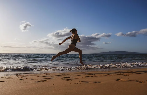 アウトドアスポーツ。朝海沿いを走る女。フィットネス女性はビーチで運動をしています. — ストック写真