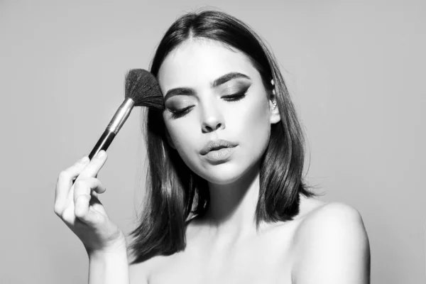 Concepto de belleza femenina. Cosmética femenina maquillaje colorete cepillo. —  Fotos de Stock