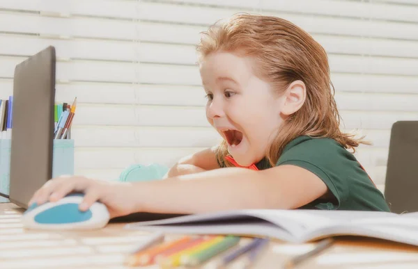 Schooljongen leerling kind studeren online met behulp van laptop. Kind dat online school bezoekt met behulp van computer. — Stockfoto