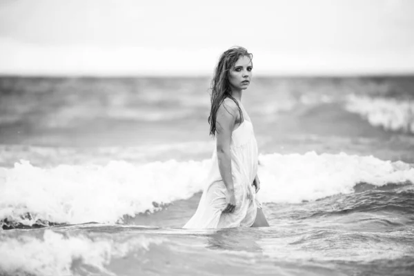 热带海滩上漂亮性感的女人在海上的年轻女人晒黑的性感女孩在海里或海里享受温暖的海水。湿性感的衣服. — 图库照片