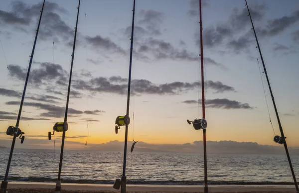 Cañas de pescar y artes de pesca en la costa del océano de cerca. — Foto de Stock