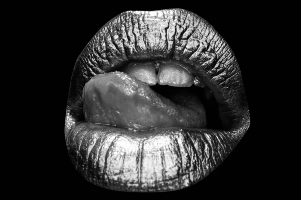 セクシーな舌だ。官能的な舐め方だ。セクシーな女の子黄金の唇、金の口。金の肌のメイクを光る。キラキラと輝く金属製のリップグロスメイク. — ストック写真