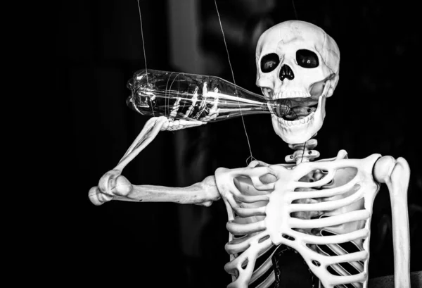 酔った骨格、背景のためのハッピーハロウィンスケルトン. — ストック写真