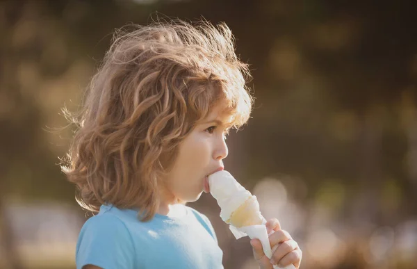 Niños comiendo helado retrato, lindo niño. —  Fotos de Stock