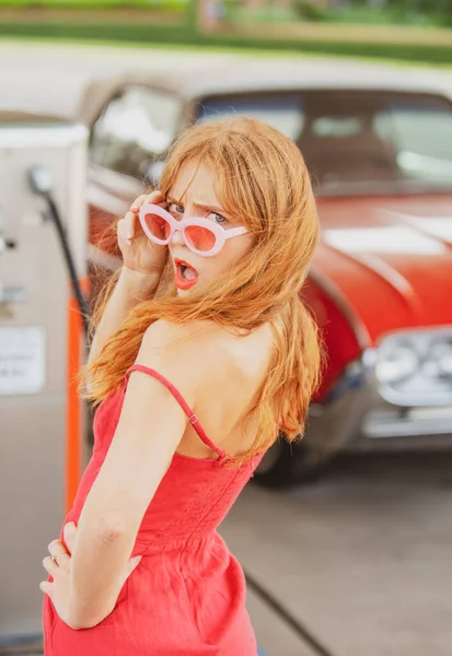 Carro vintage americano. Velho carro. Sensual mulher retro automóvel. — Fotografia de Stock