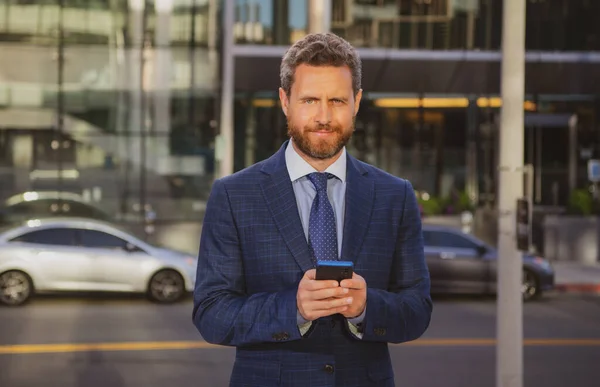 Uomo d'affari con smartphone. Uomo d'affari che parla al telefono. — Foto Stock