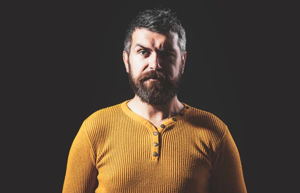 Hombre barbudo. Peluquero con barba larga y bigote en barbería. — Foto de Stock