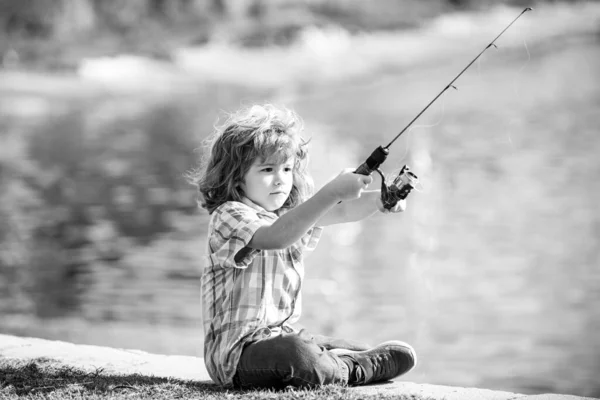 Feliz pesca infantil. Chico con spinner en el río. Concepto de pesca. —  Fotos de Stock
