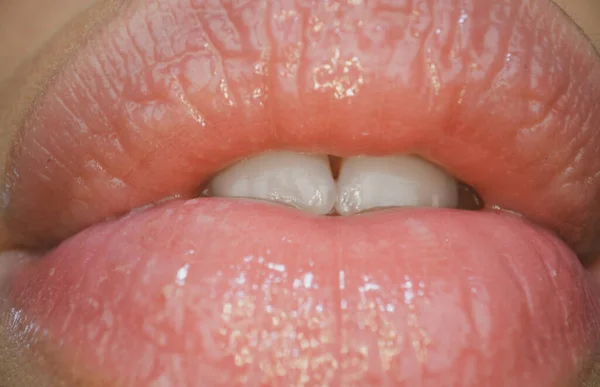 Чувственная женщина с чувственными губами. Крупный план идеальная естественная губа, женский рот. Опухшие сексуальные губы. Макро-лицо. Чувственные формы женских губ. — стоковое фото
