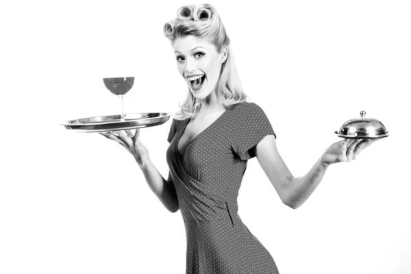 Restaurante que sirve concepto. Pin up camarero chica con vino y bandeja de servicio. —  Fotos de Stock