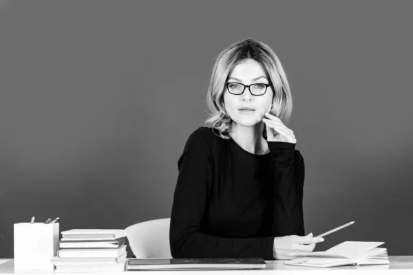 Lehrer im Klassenzimmer an der Universität oder Hochschule. Lektion Seminar Fähigkeiten. Bildungs- und Nachhilfekonzept. — Stockfoto