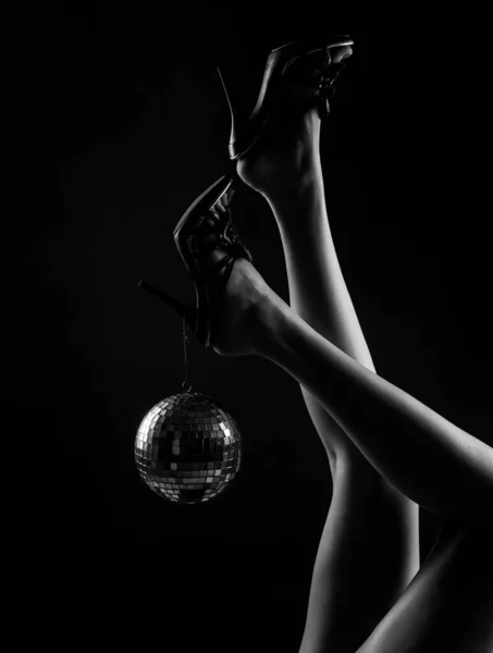 Goldene High Heels. Luxusschuhe Mode. Disco und Party. — Stockfoto