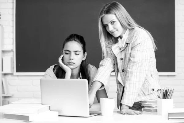 Studenti ragazze amiche in classe al college o all'università. Due studenti che fanno i compiti insieme e si aiutano a vicenda. — Foto Stock