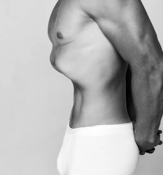 Oberkörper eines nackten Mannes. Männlicher schlanker Bauch. Fitness und gesunder Lebensstil. Männliche Unterwäsche. — Stockfoto