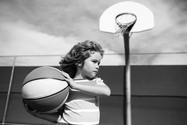 Leuk kind dat basketbal speelt. Basketbal kinderen trainingsspel. Actieve kinderen levensstijl. — Stockfoto