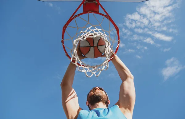 白种人篮球队队员在行动,在空中跳跃.运动、运动、精力和充满活力、健康的生活方式的概念。培训、实习. — 图库照片