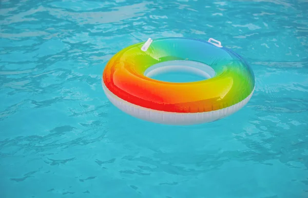 Letní prázdniny. Pryžový kruh, aquapark, bazén. Léto. — Stock fotografie