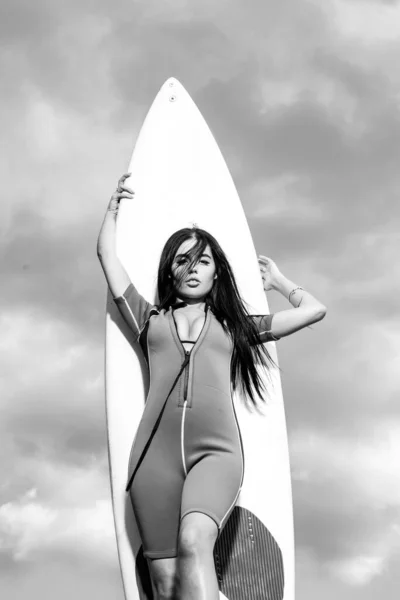 Salva-vidas na praia. Salvar a vida no mar. Menina surfista sexy com prancha branca. — Fotografia de Stock