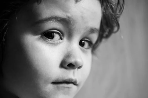 Retrato de un niño sorprendido. Cara de niños caucásicos de cerca. Primer plano de chico gracioso. Ojos grandes. — Foto de Stock