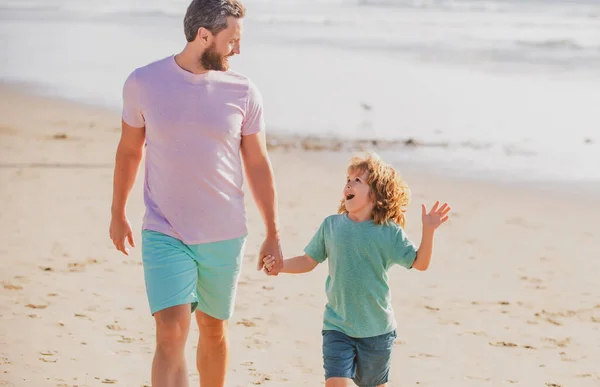 Pai e filho caminhando no mar. Pai e criança brincando ao ar livre. Conceito de família amigável e de férias de verão. — Fotografia de Stock