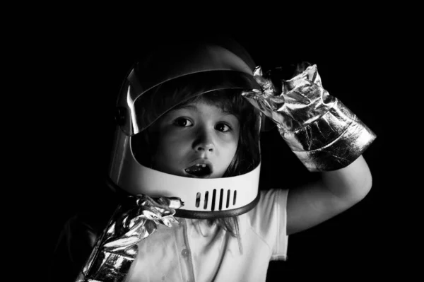 Niño se imagina a sí mismo como un astronauta en un casco espacial. Cerca de niños emocionados cara. — Foto de Stock