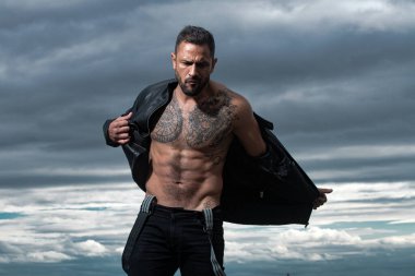 Moda erkek modeli, deri ceketini çıkar. Acımasız adam, yakışıklı, ciddi erkek model..