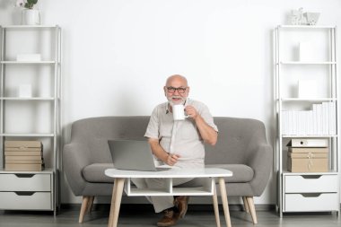 Bir fincan çay ile yaşlı yönetici. Evde olgun, beyaz bir adam var. Modern ofiste kendinden emin kıdemli bir işadamının portresi. Kıdemli sosyal hizmet görevlisi, psikolog..